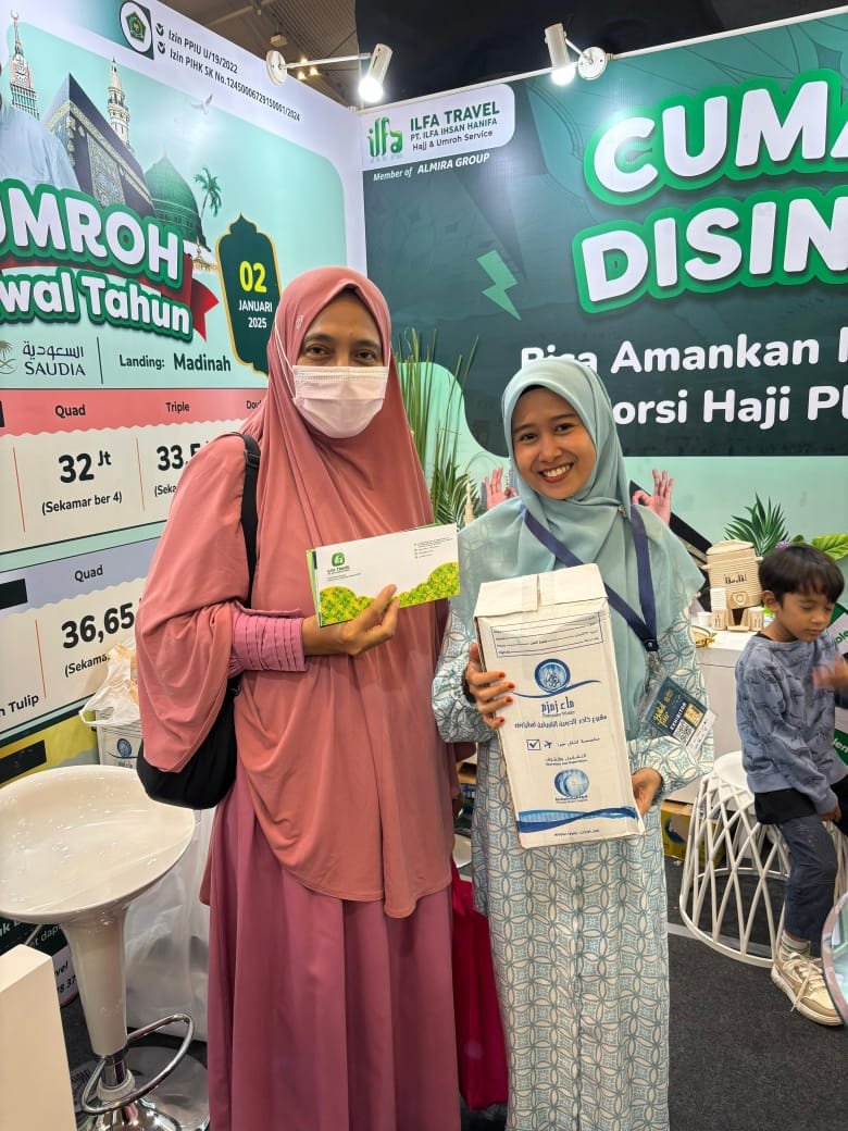 Pendaftaran jamaah keluarga di booth Haji Khusus