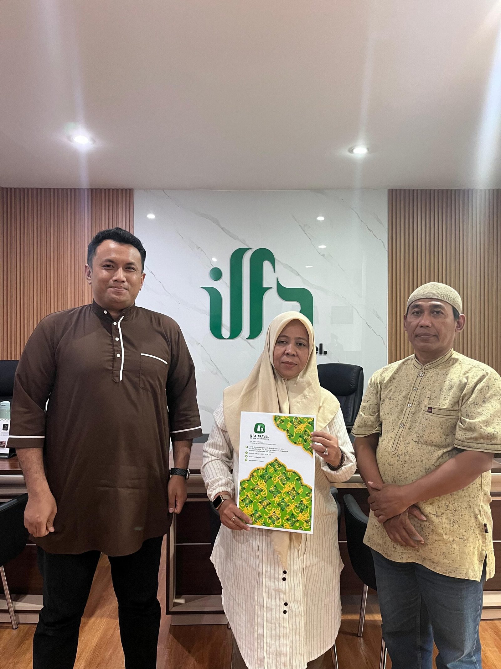 Jamaah keluarga di booth pameran ILFA Travel